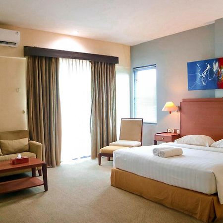 Hotel Mariat Sorong Bagian luar foto
