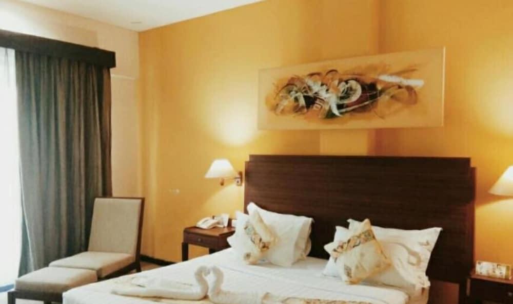 Hotel Mariat Sorong Bagian luar foto