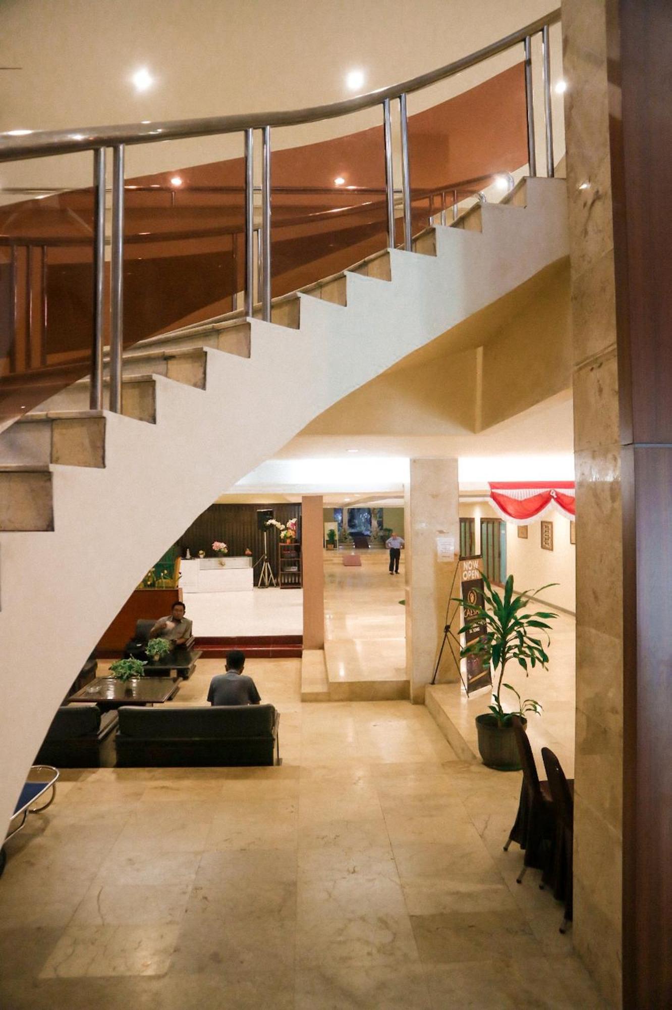 Hotel Mariat Sorong Bagian luar foto