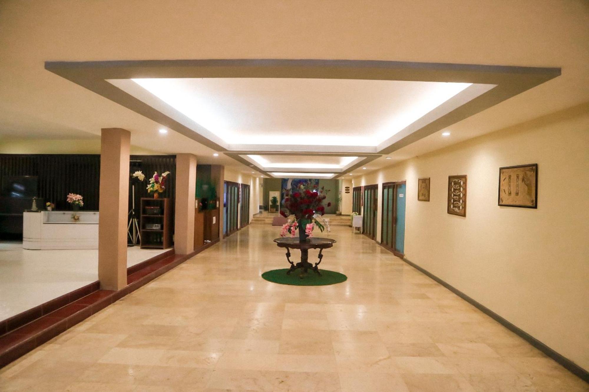 Hotel Mariat Sorong Bagian luar foto