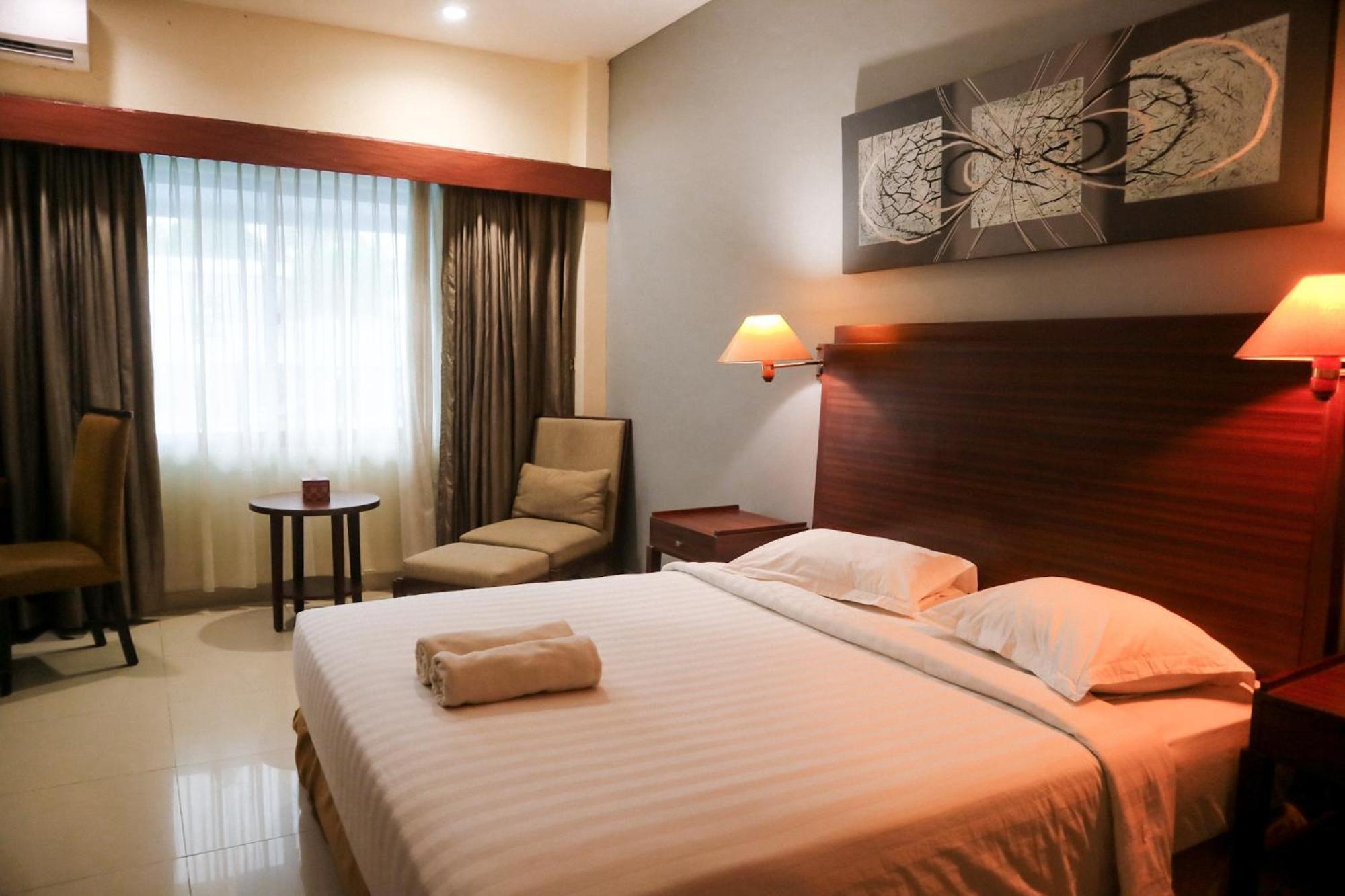Hotel Mariat Sorong Bagian luar foto
