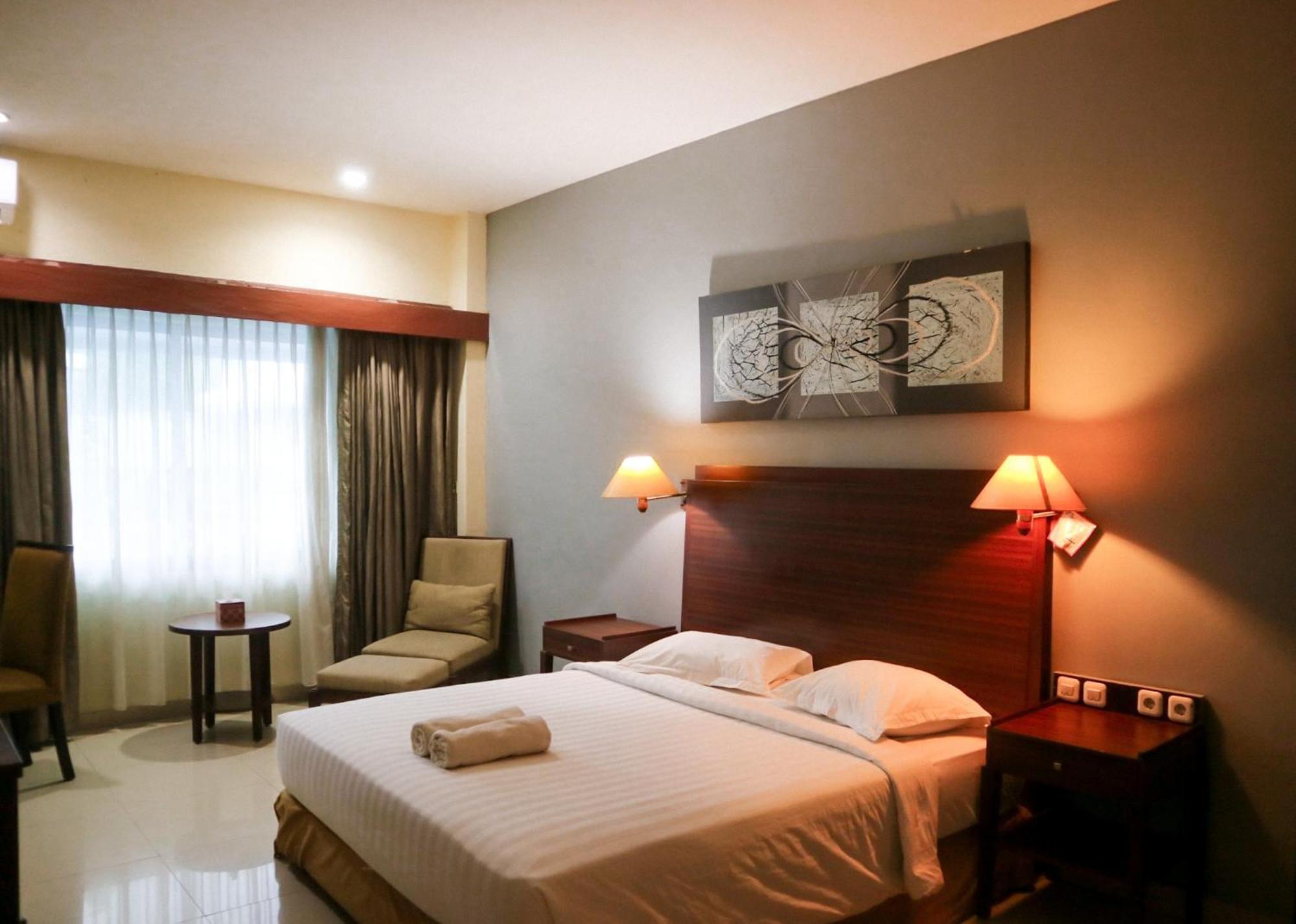 Hotel Mariat Sorong Bagian luar foto