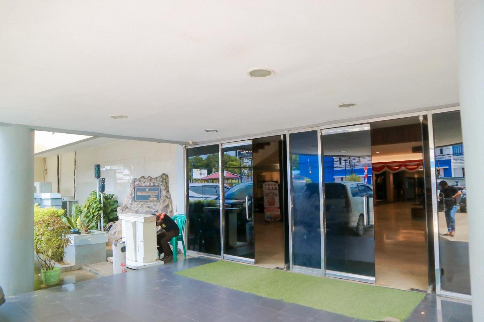 Hotel Mariat Sorong Bagian luar foto