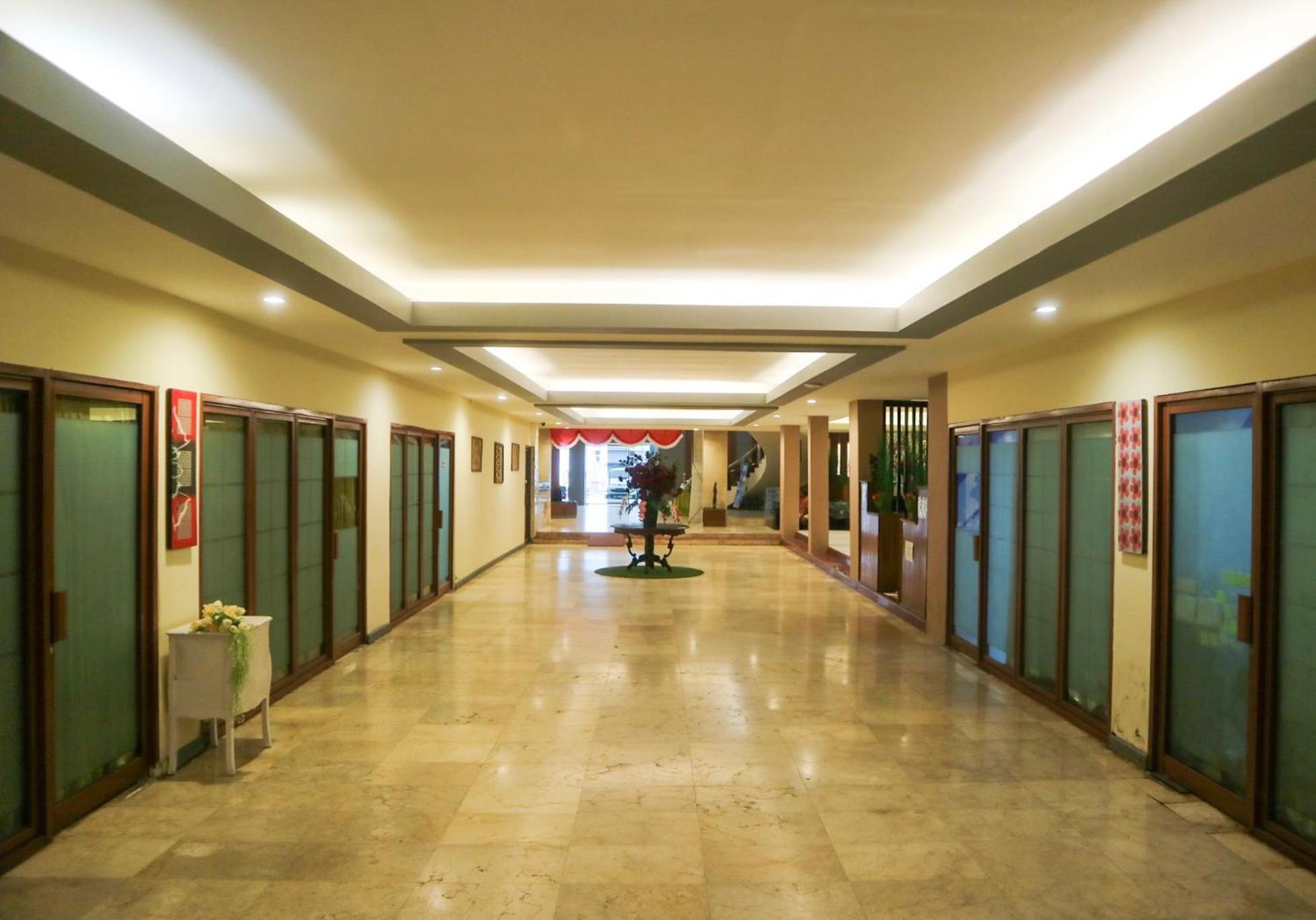 Hotel Mariat Sorong Bagian luar foto