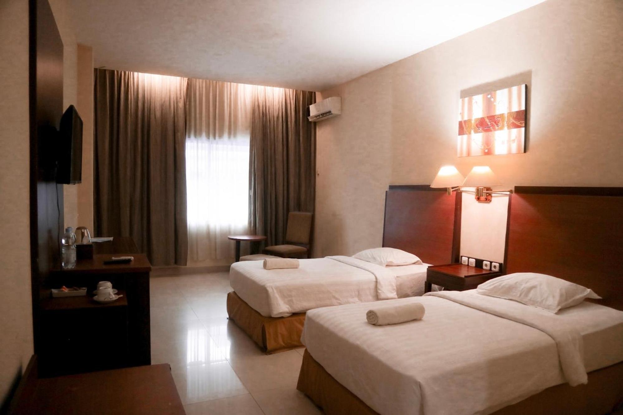 Hotel Mariat Sorong Bagian luar foto