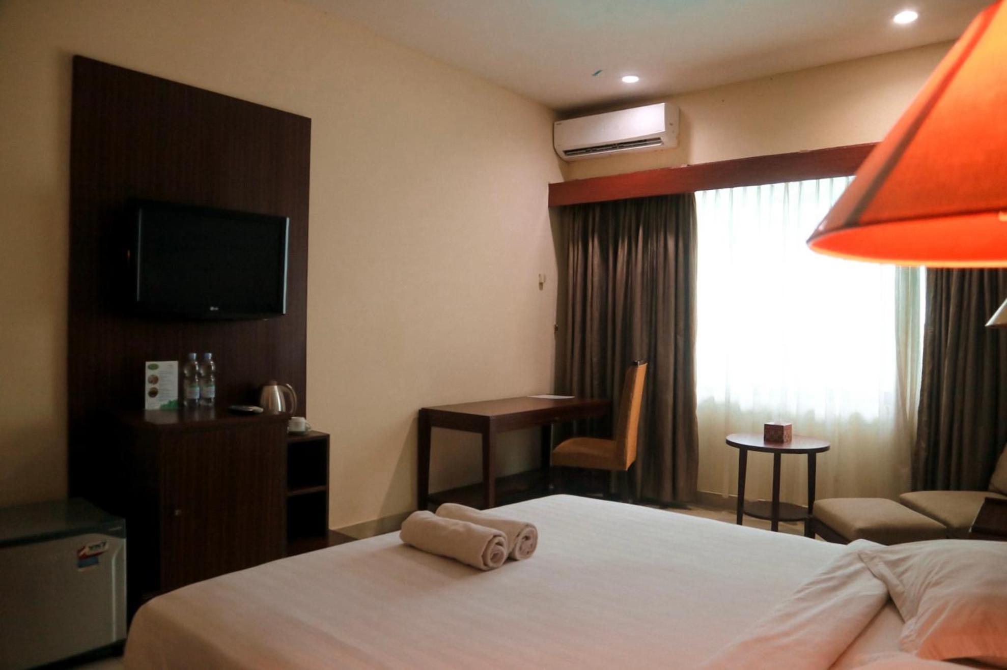 Hotel Mariat Sorong Bagian luar foto