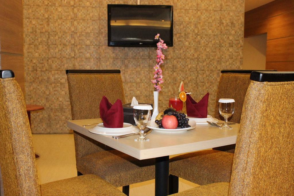 Hotel Mariat Sorong Bagian luar foto