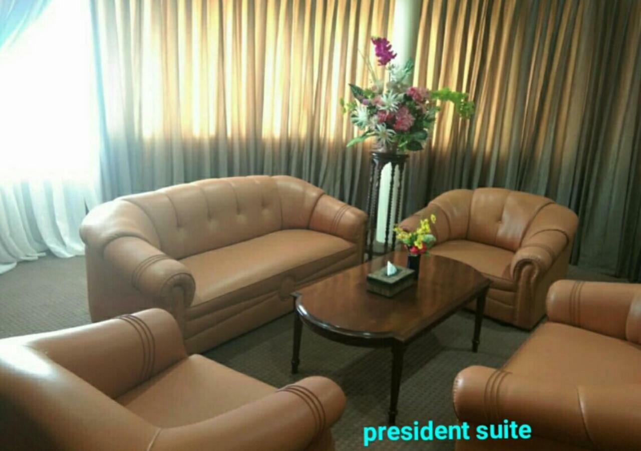 Hotel Mariat Sorong Bagian luar foto